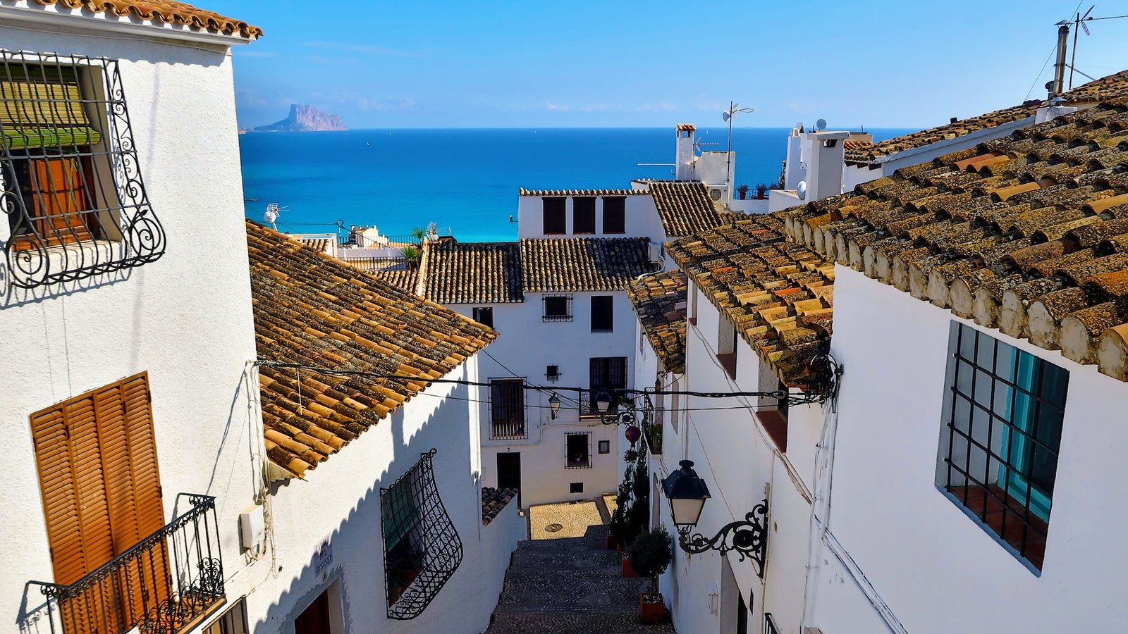 Calles estrechas con las típicas casas blancas de Altea