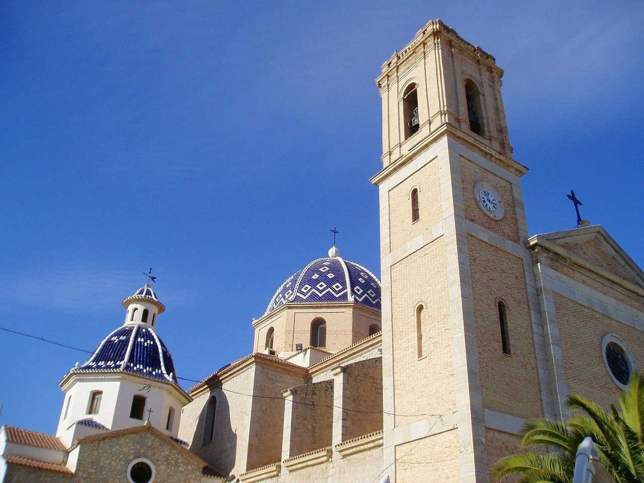 Iglesia de Nuestra Señora del Consuelo vista desde abajo, con sus cúpulas azules y alto campanario.