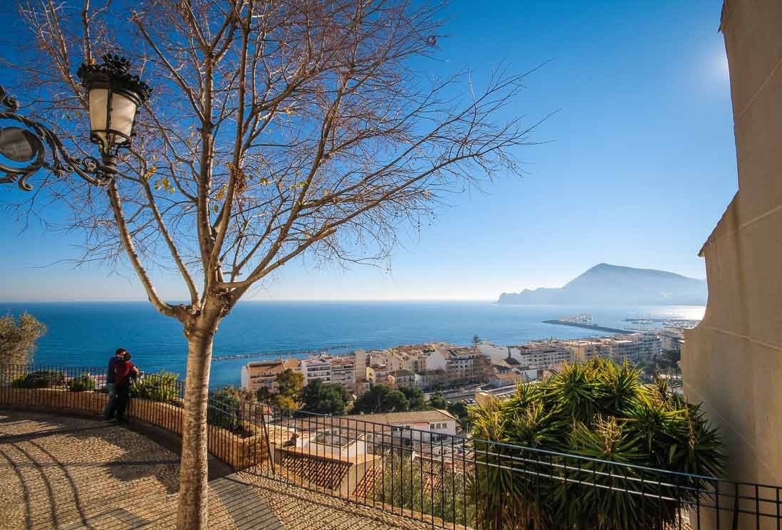 Mirador Cronistas de España con el mar Mediterráneo a lo lejos y Altea bajo él.