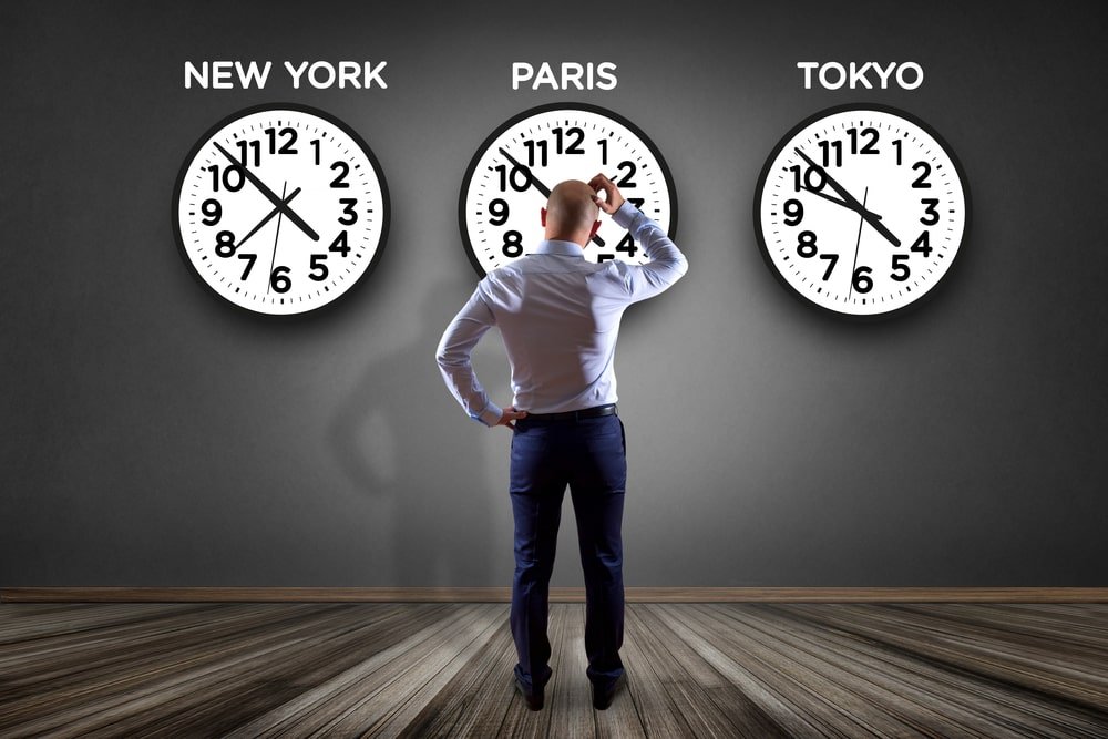 Señor mirando 3 relojes con horas diferentes.