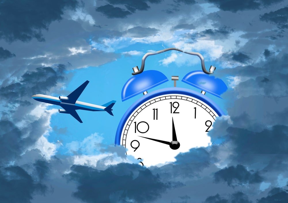 Avión y reloj en las nubes.