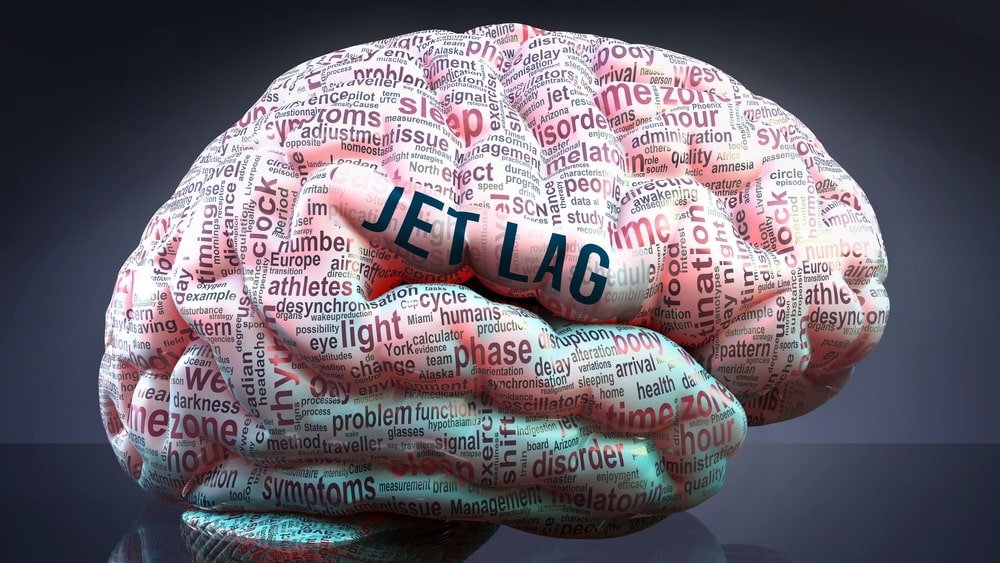 Cerebro con adjetivos y causas del jet lag.