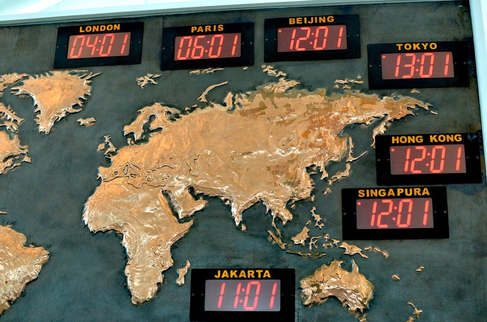 Relojes que muestras en un mapa las distintas horas de ciudades.